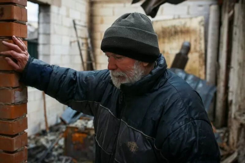 Владимир Абрамов в своем разрушенном оккупантами доме