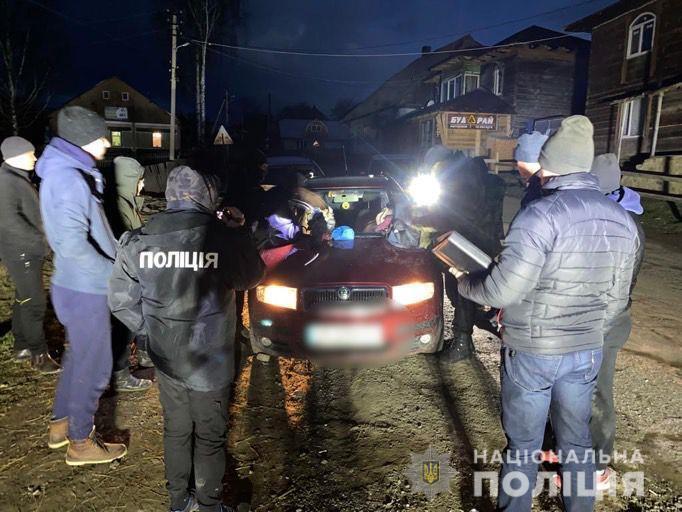 Правоохранители задержали двух организаторов "схемы" и троих "туристов"