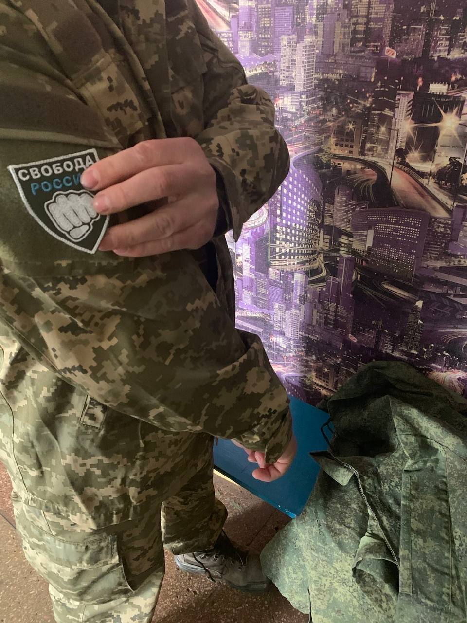 "Мы будем воевать против режима Путина": граждане РФ, которые защищают Украину, получили шевроны со знаковой надписью. Фото