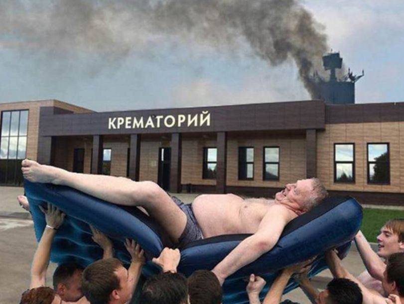 Жириновского на надувном матрасе несут в крематорий
