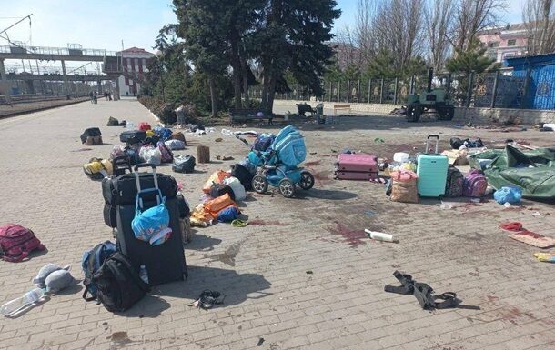 Последствия ракетного удара рашистов по вокзалу в Краматорске.