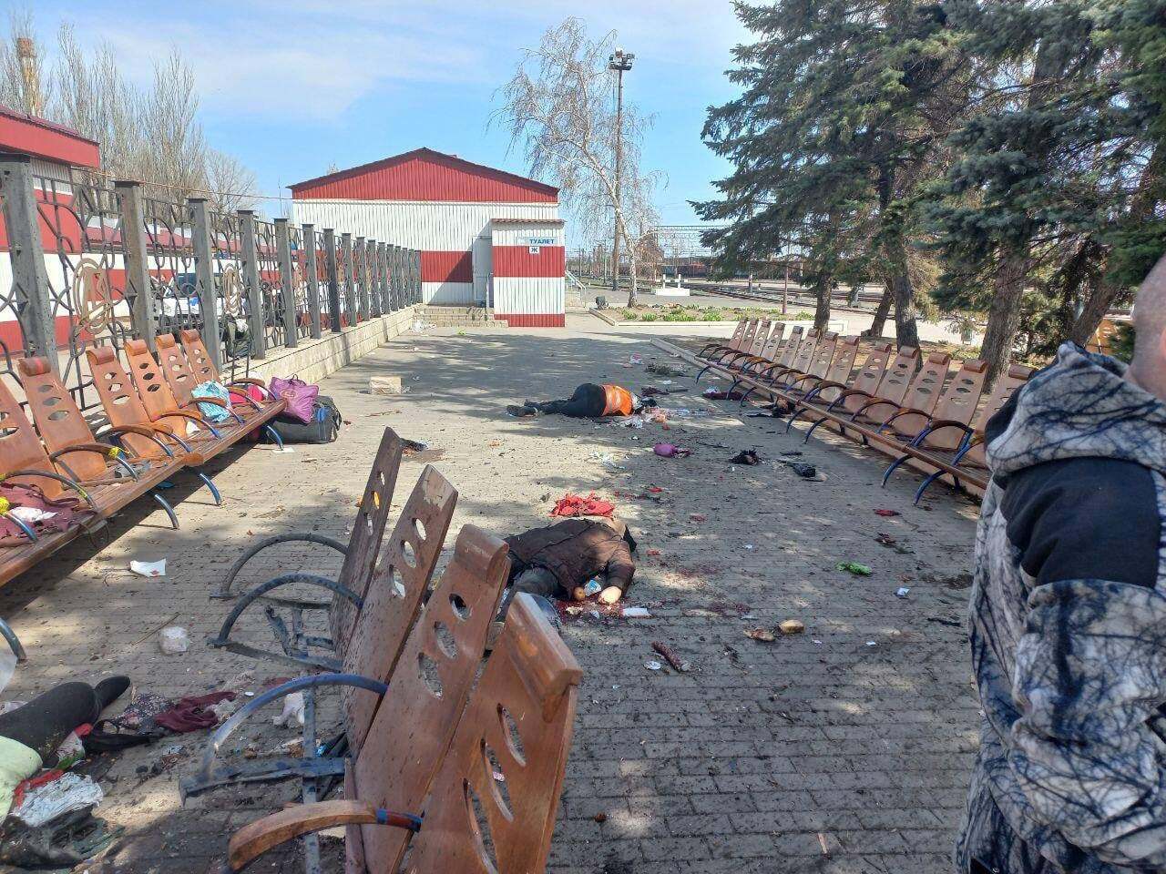 Рашисти вдарили по вокзалу міста, де перебували тисячі мирних українців