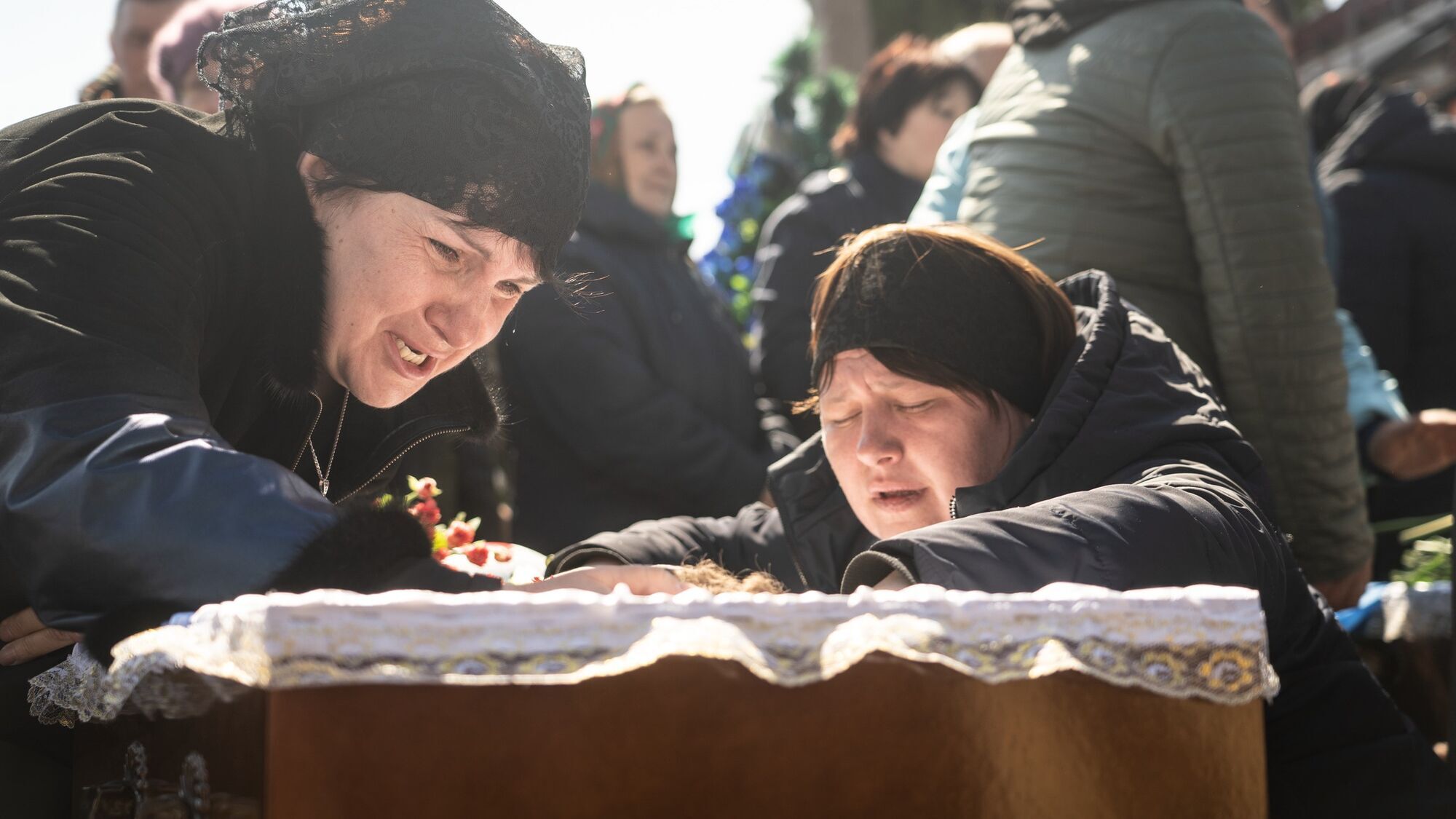 На Киевщине провели в последний путь семью старосты Мотыжина Ольги Сухенко, которых убили оккупанты