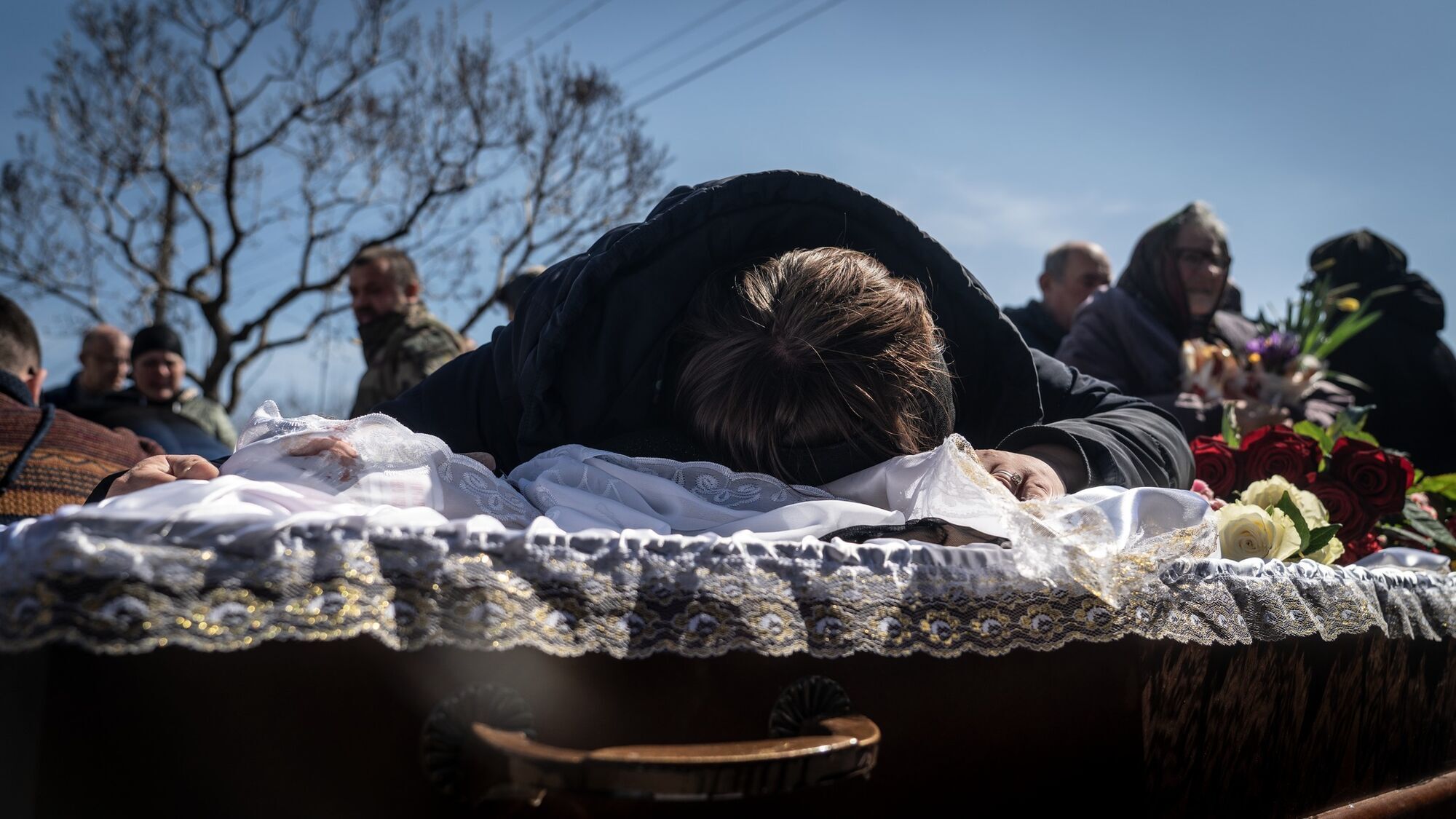 На Киевщине провели в последний путь семью старосты Мотыжина Ольги Сухенко, которых убили оккупанты