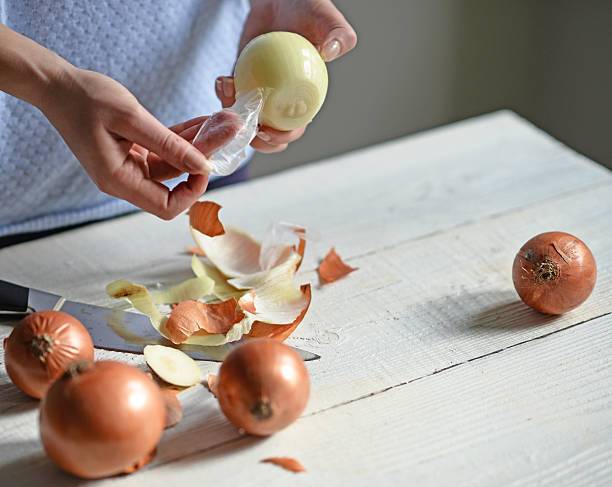 Как покрасить яйца луковой шелухой