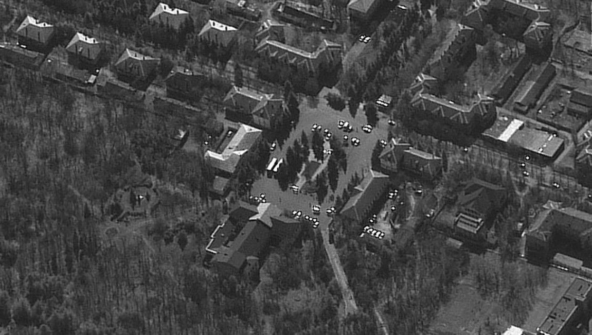 Cпутниковый снимок показывает автобусы возле Центра культуры и отдыха в оккупированном Докучаевске