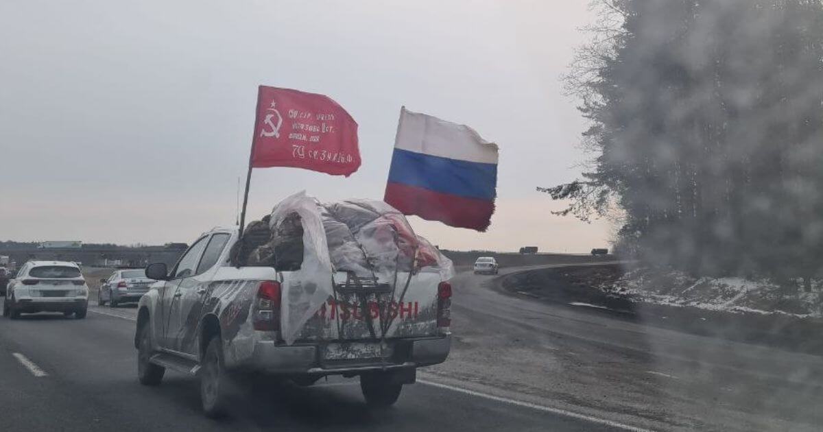 Оккупанты разъезжают с флагами на ворованных машинах