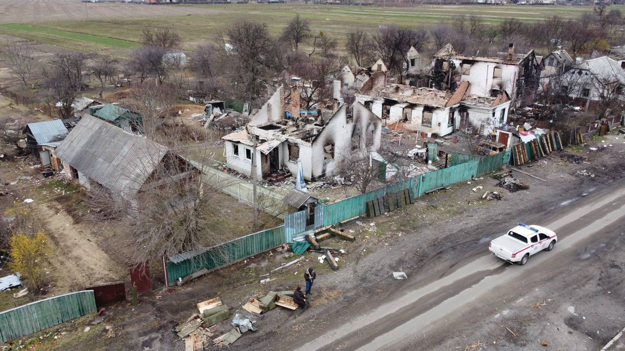 Ящики из-под российских снарядов на улицах села.