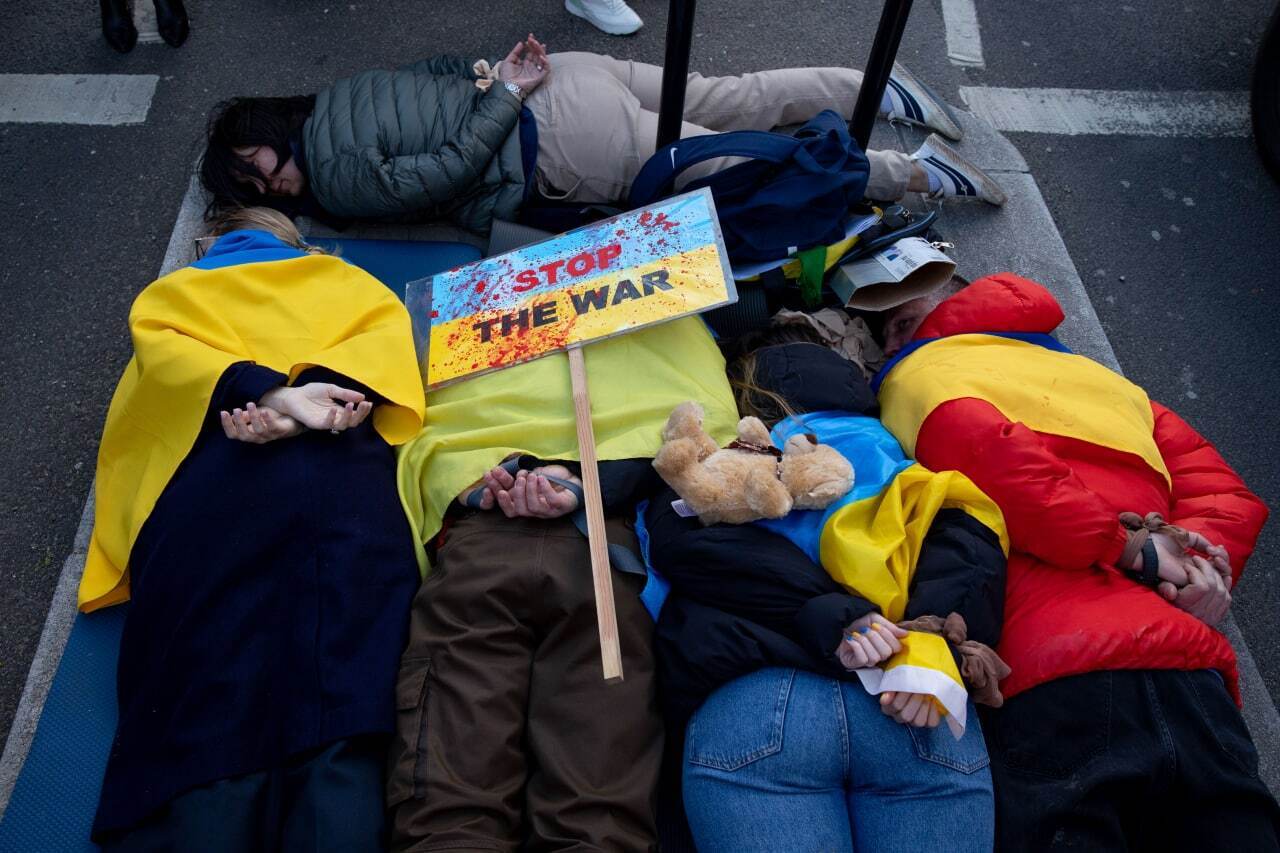 Люди с завязанными руками устроили акцию из-за массовых убийств в Буче
