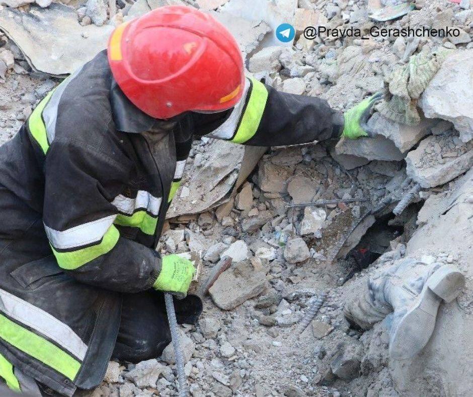 В ГСЧС показали, как спасатели ищут погибших в разрушенной оккупантами Бородянке. Фото и видео 18+