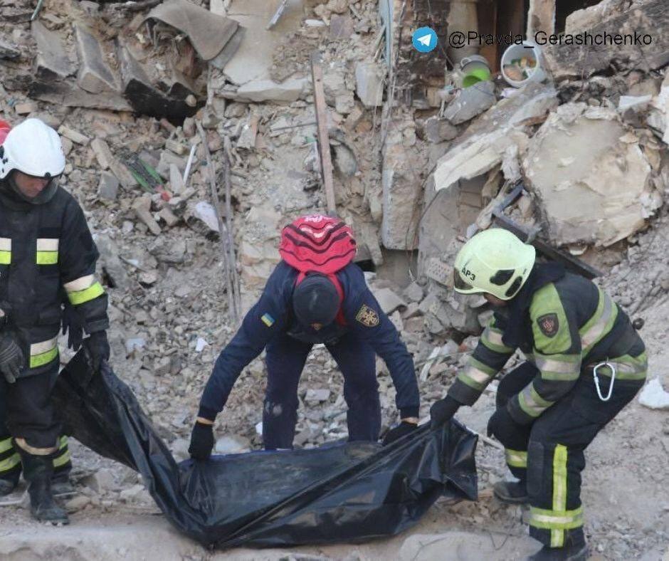 У ДСНС показали, як рятувальники шукають загиблих у зруйнованій окупантами Бородянці. Фото та відео 18+