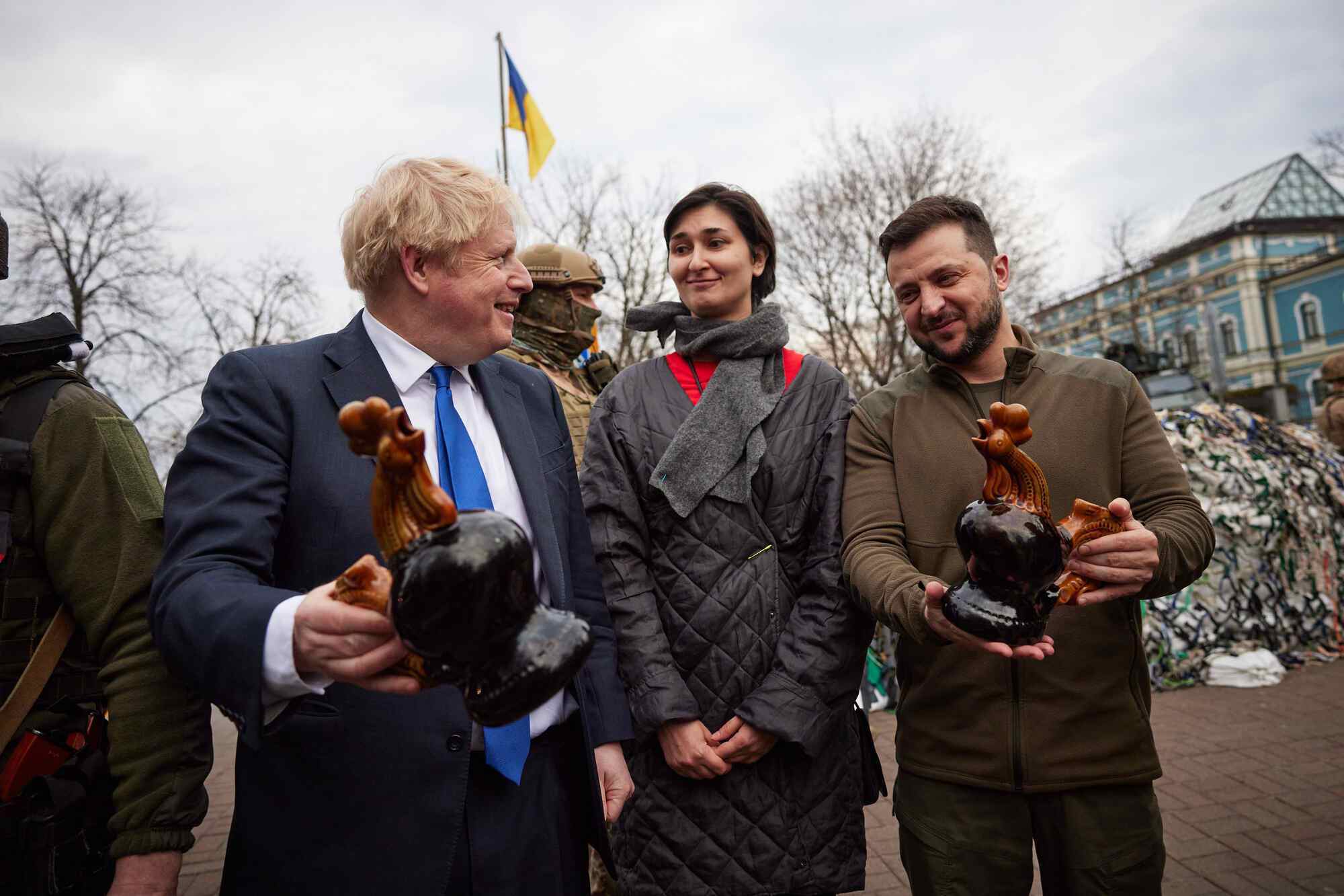 Киянка подарувала політикам керамічних півнів, таких самих як той, що вцілів у Бородянці.