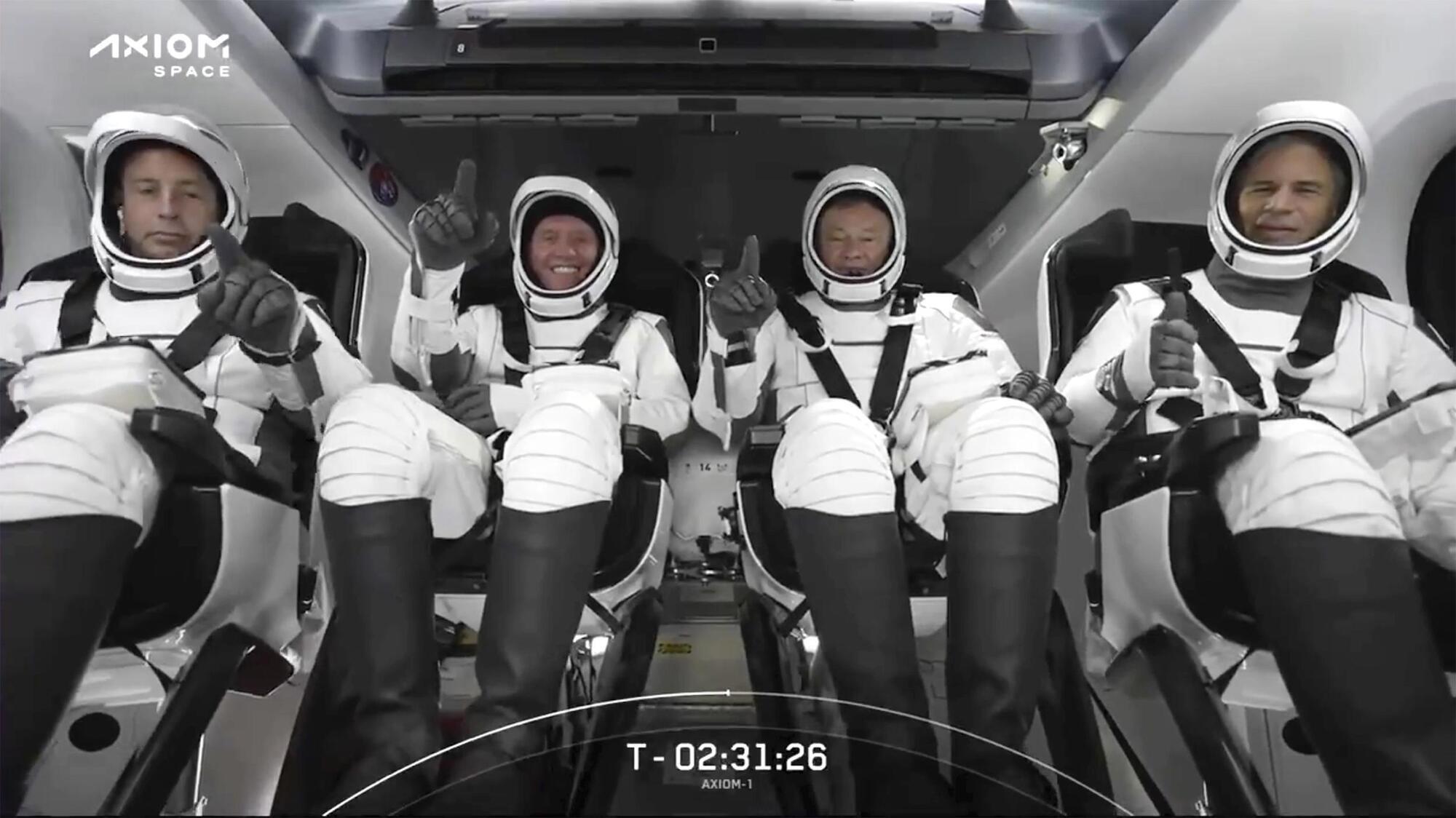 Falcon 9 запускає першу повністю приватну пілотовану космічну місію на МКС