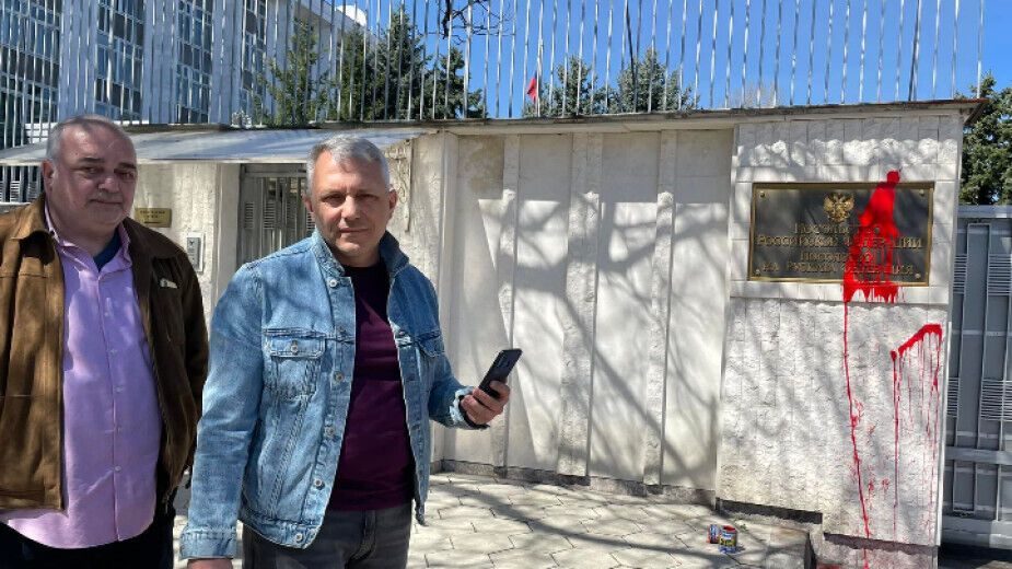 В Болгарии лидеры оппозиционной партии облили краской стену посольства России: их задержали. Фото