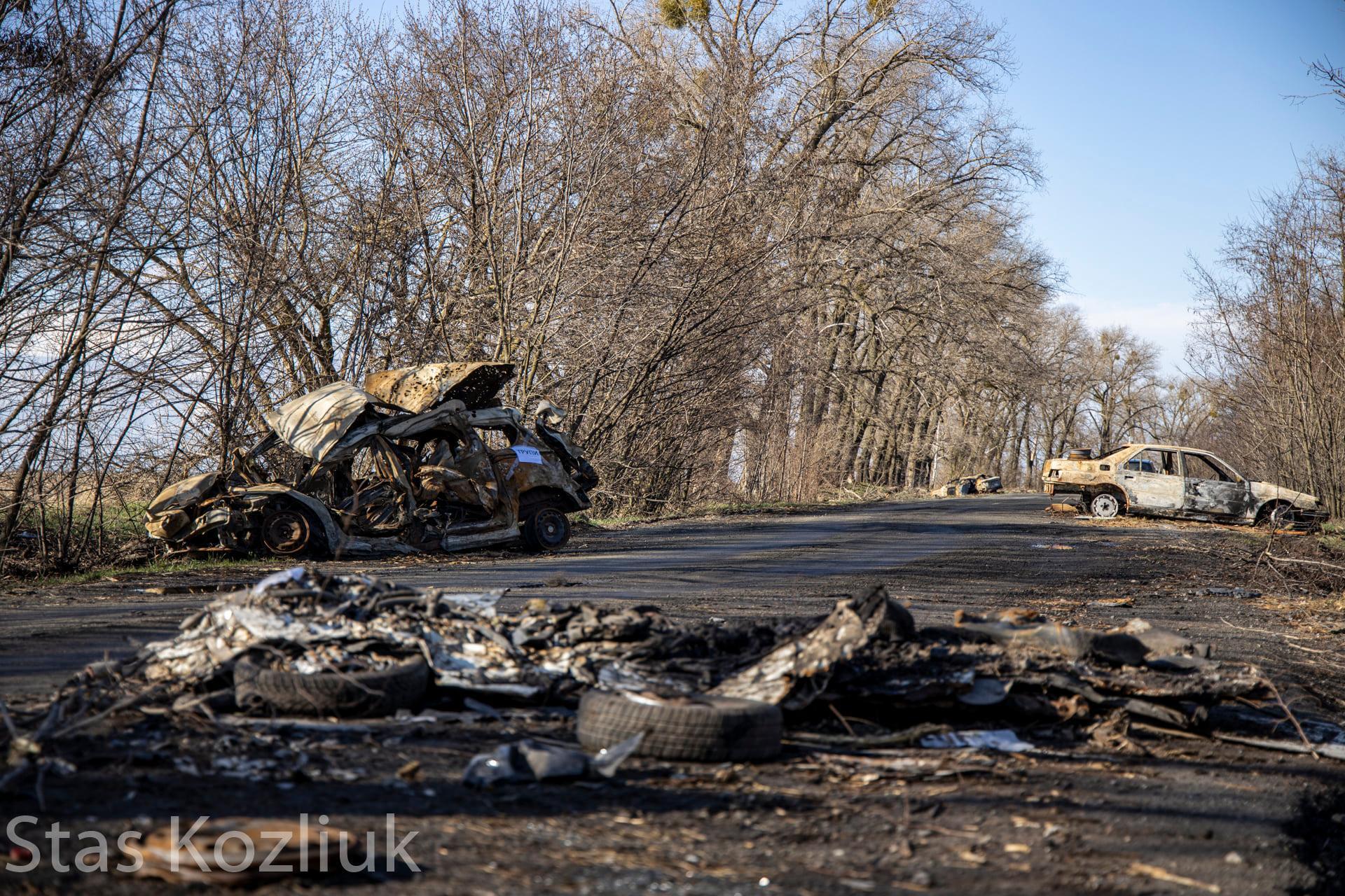 Знищені окупантами авто й мотоцикли залишаються вздовж дороги