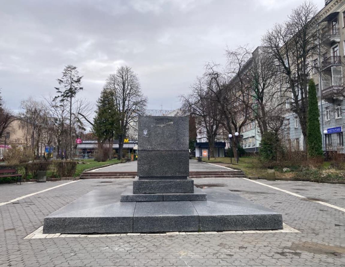 В Тернополе снесли памятник Пушкину