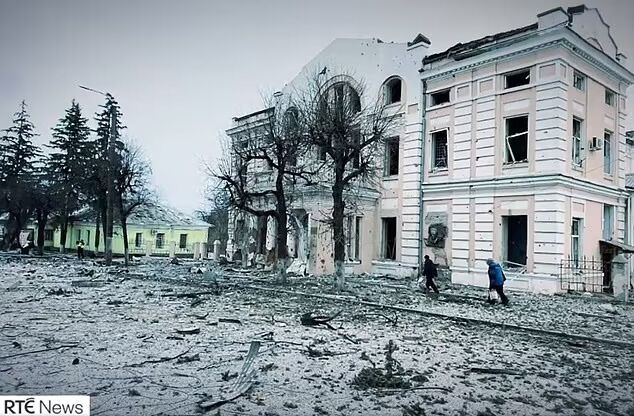 Розбомблений будинок у місті на сході Донбасу, де воював Олександр