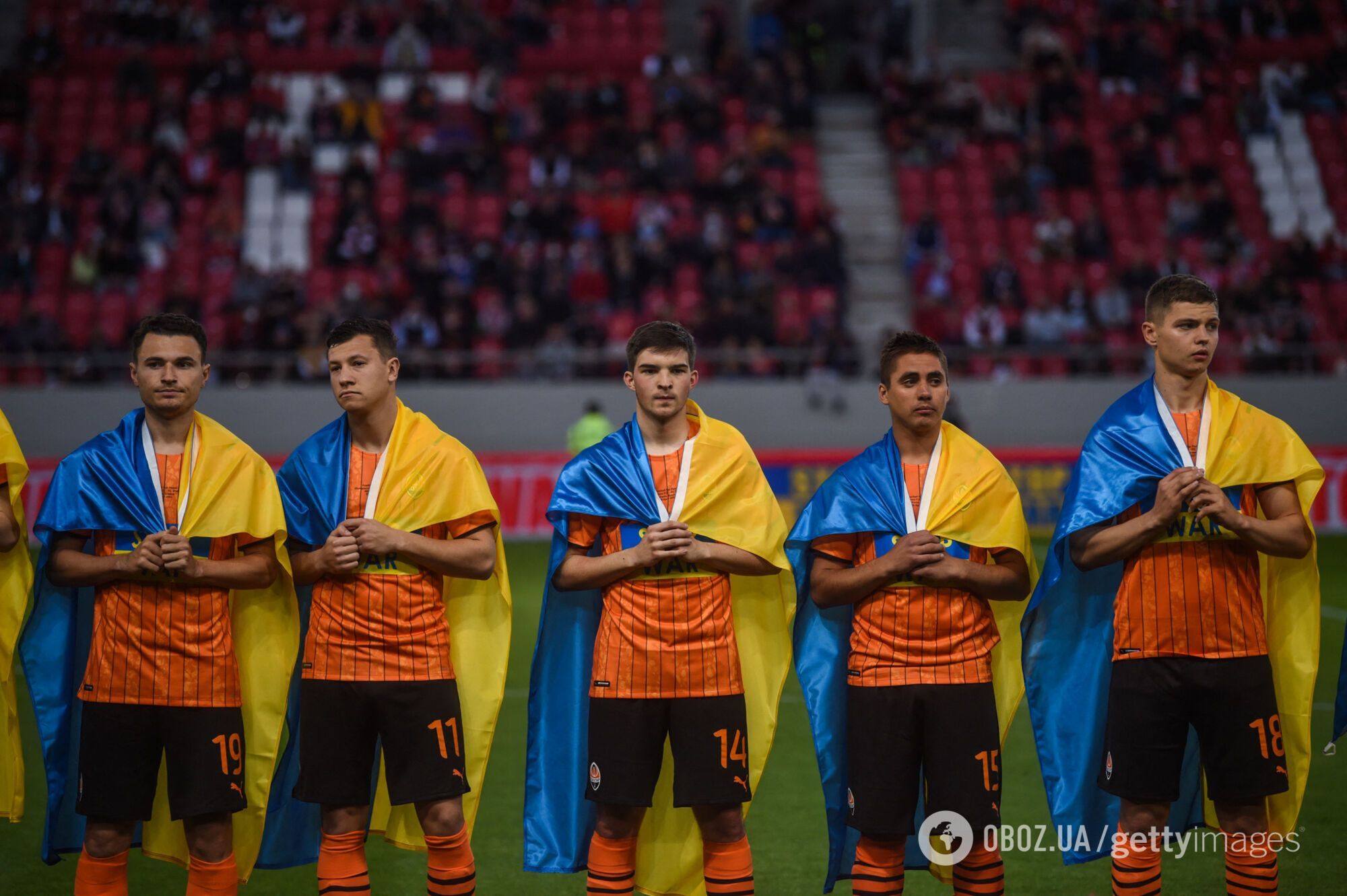 Игроки "Шахтера" с украинскими флагами.