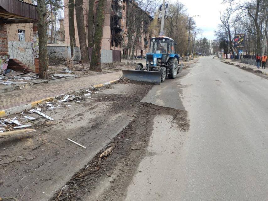 Дороги України відновлюють після воєнних дій.