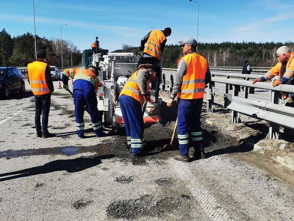 Робітники розпочали відновлювати українські дороги.