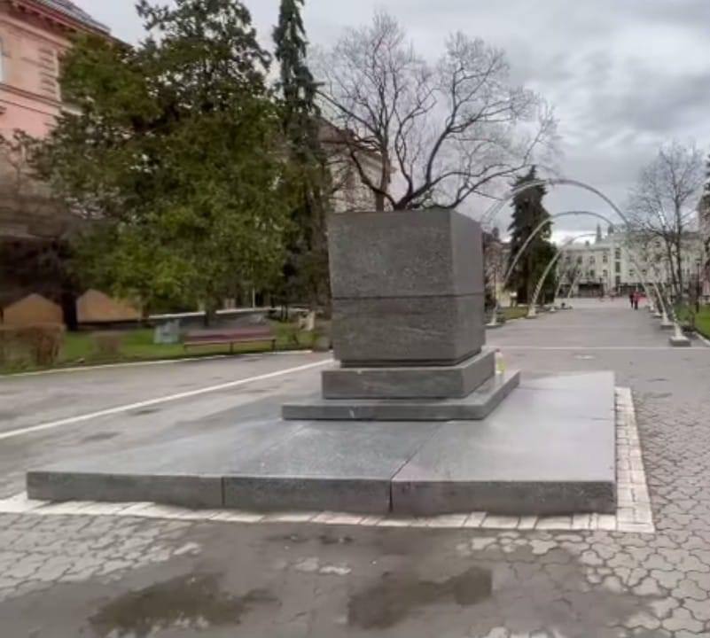 У Тернополі демонтували пам'ятник Пушкіну: на черзі – перейменування вулиць. Фото