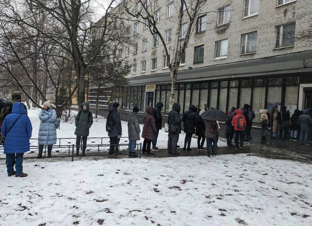 Россияне в Петербурге стоят в очереди за загранпаспортами.