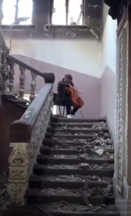 Виолончелист в разрушенном доме культуры в Ирпене