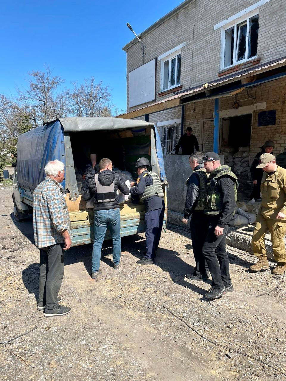 Терроборона привезла в Кутузовку гуманитарную помощь