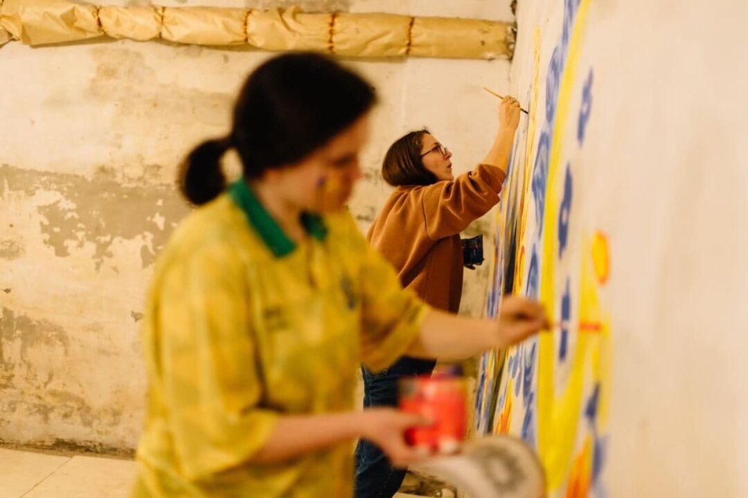 Волонтеры разрисовали стену укрытия на Ровенщине.