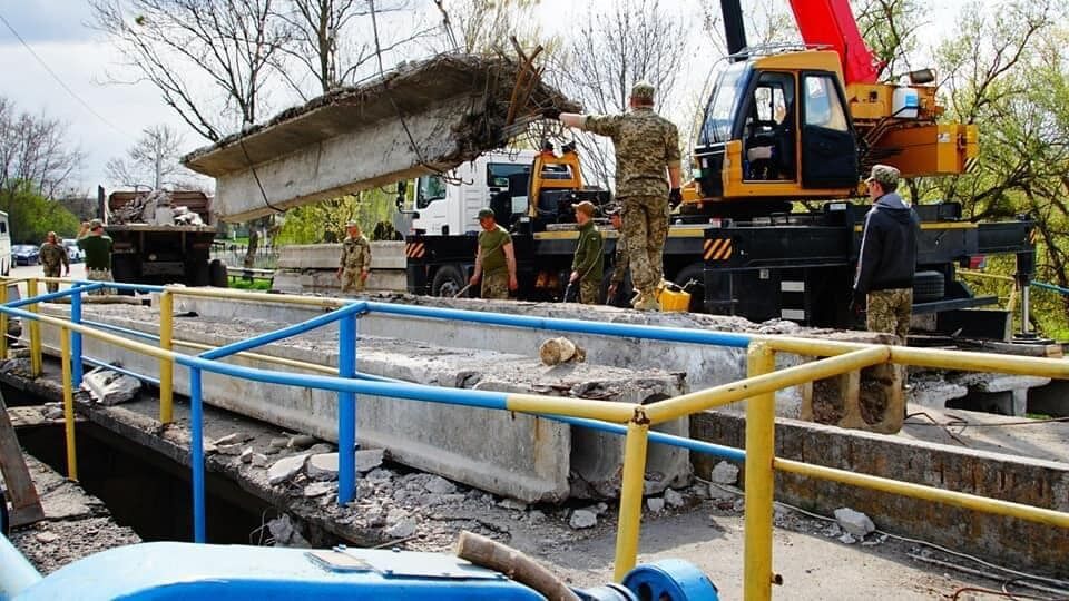 Ремонт поврежденного оккупантами моста.