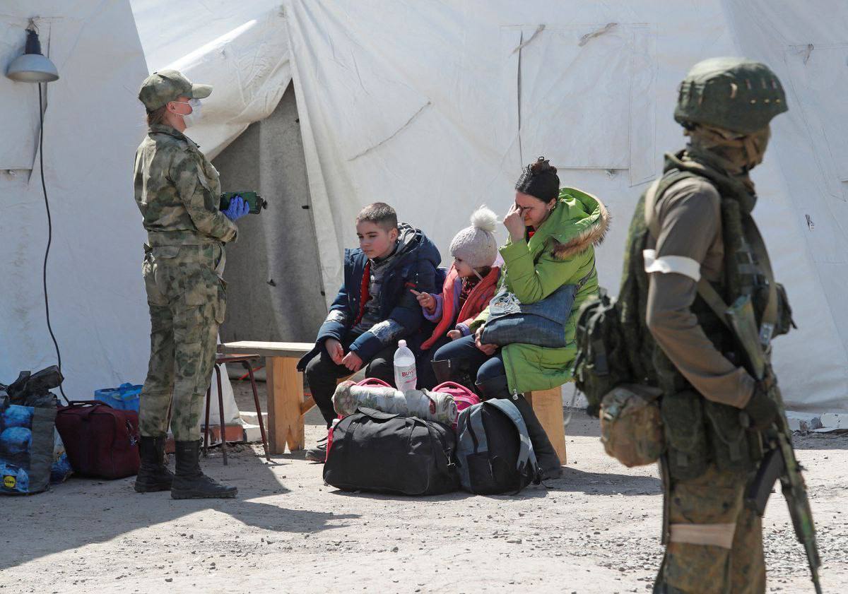 Эвакуированные из "Азовстали" прибыли в центр временного размещения в Безымянном Донецкой области