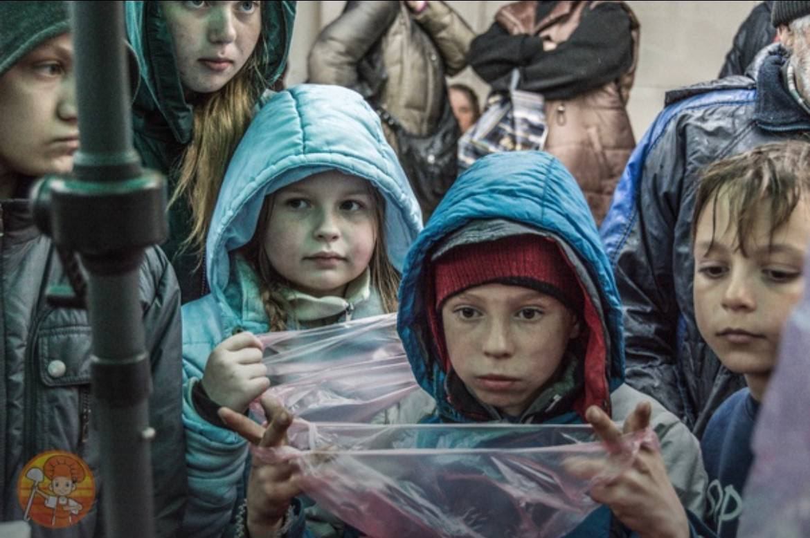 Дети в очереди за едой на улицах разбомбленного оккупантами Мариуполя