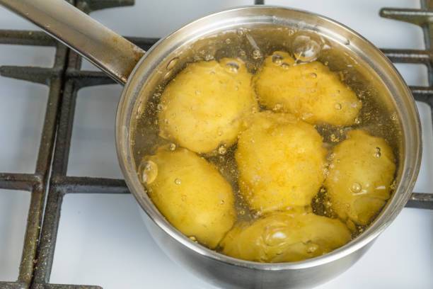 Для чого картоплю заливати окропом перед запіканням