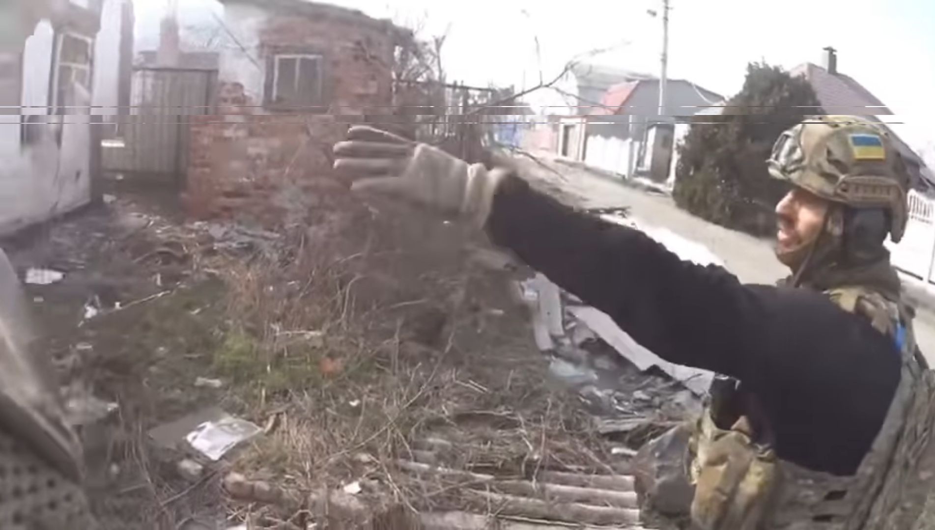 Українські воїни обговорюють спосіб знищення російського танка