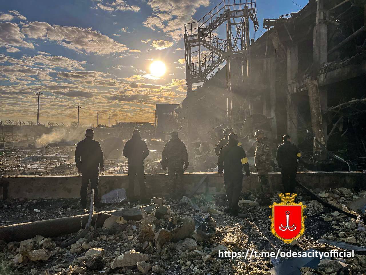 Є загиблий та багато поранених: рятувальники ліквідують наслідки ракетного удару по ТЦ в Одесі. Фото