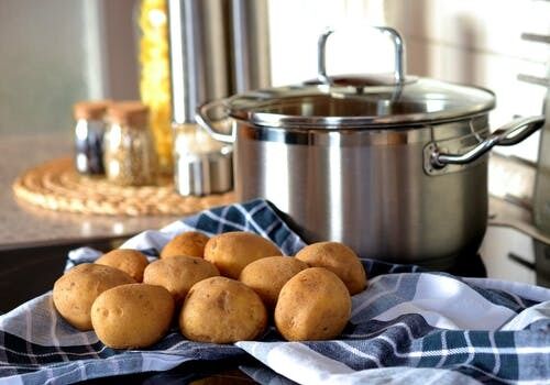 Як приготувати хрустку картоплю в духовці