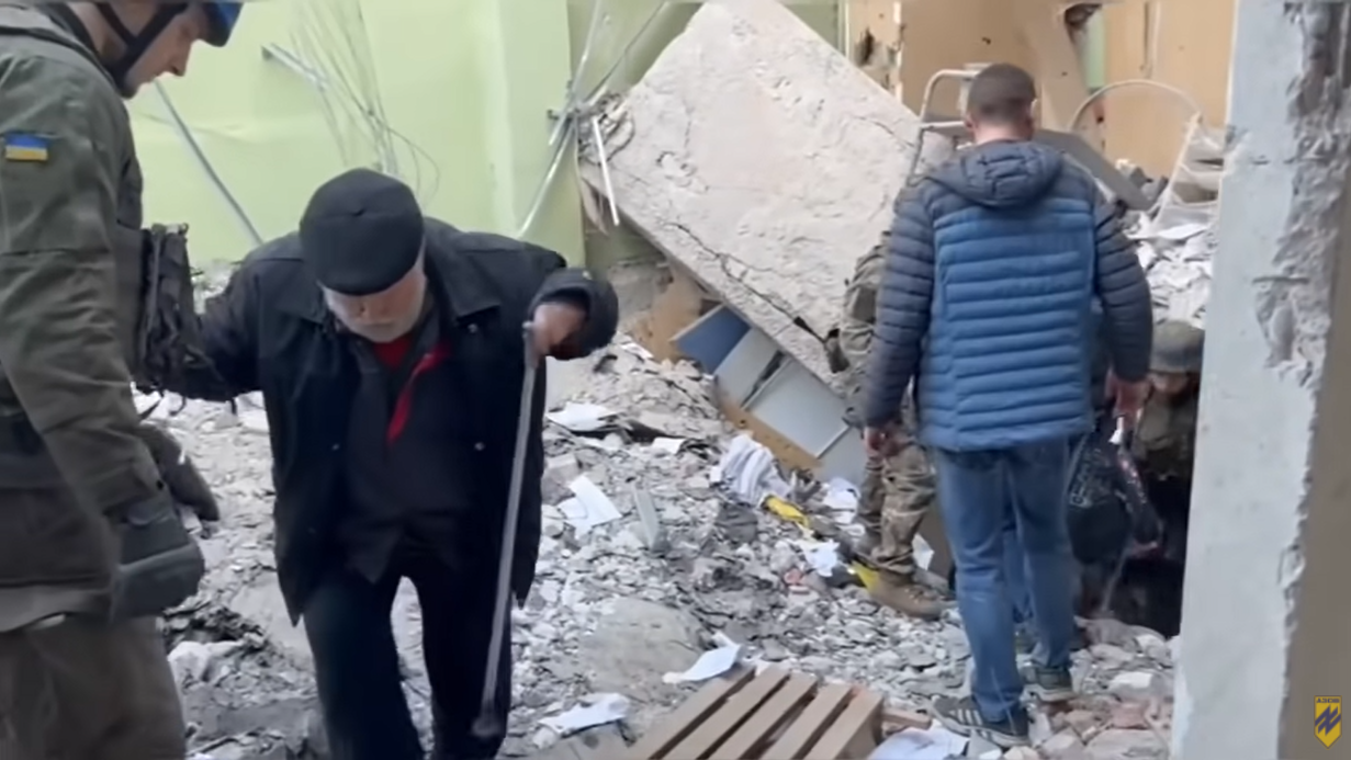 Эвакуация с "Азовстали", военные помогают людям выбраться наружу