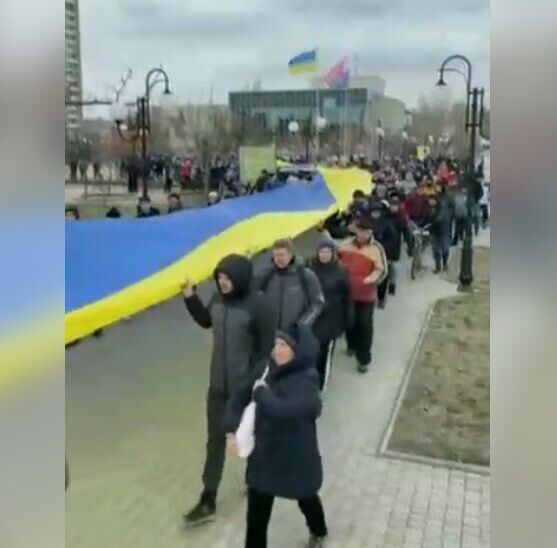 Люди вышли на митинг в Бердянске.