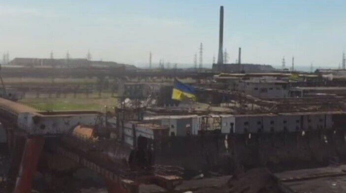 Над территорией завода в заблокированном Мариуполе развевается украинский флаг