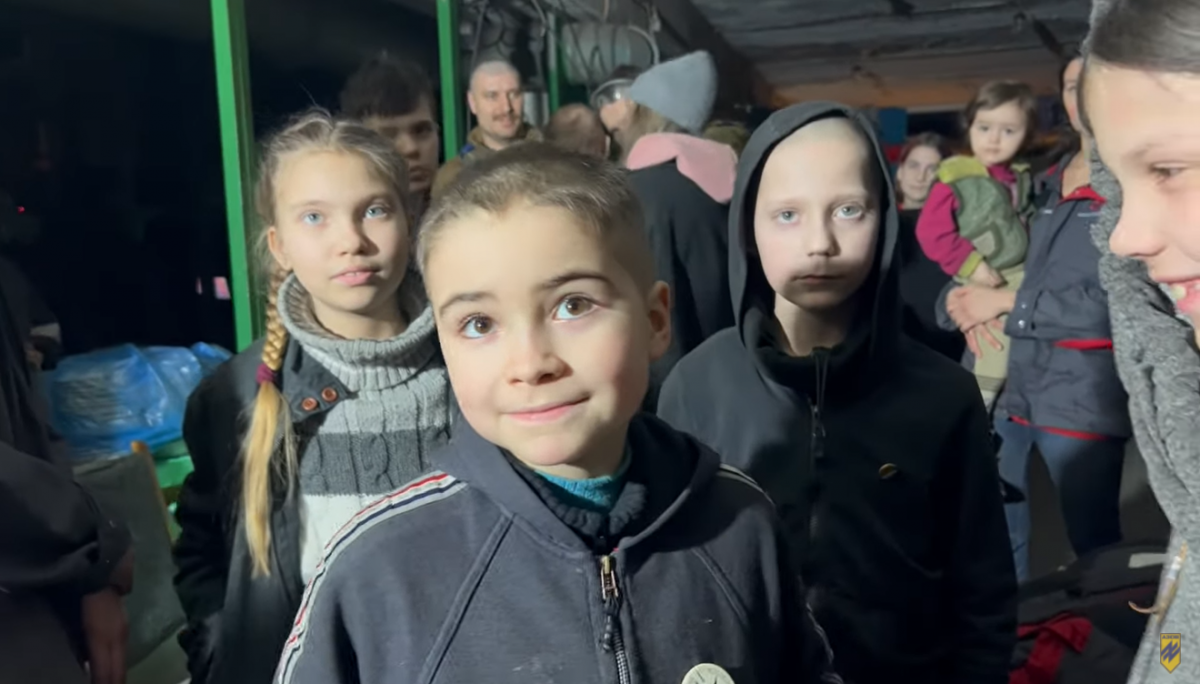 Дети, которые провели два месяца в бомбоубежищах "Азовстали"