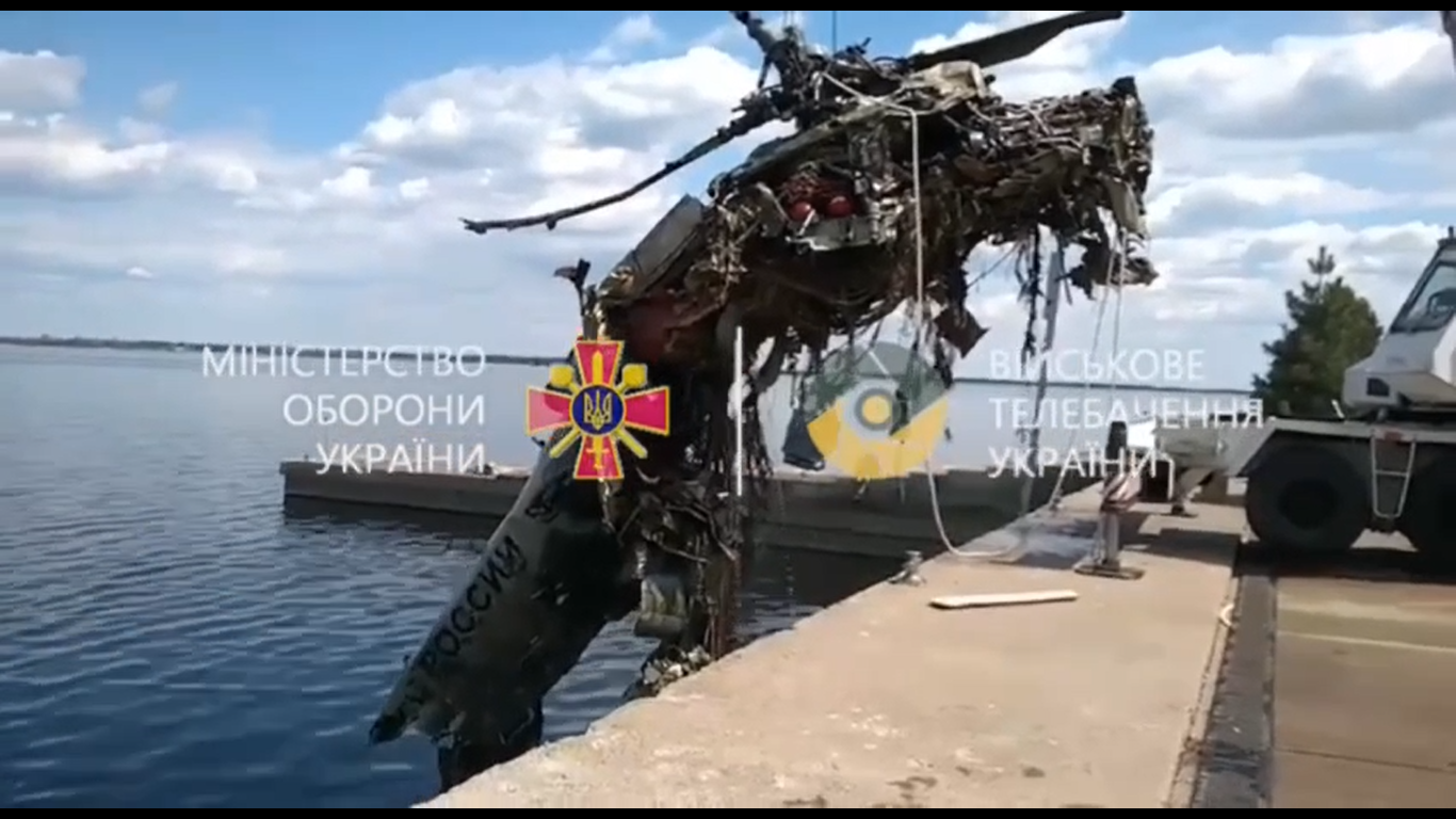 З води дістали збитий гелікоптер РФ