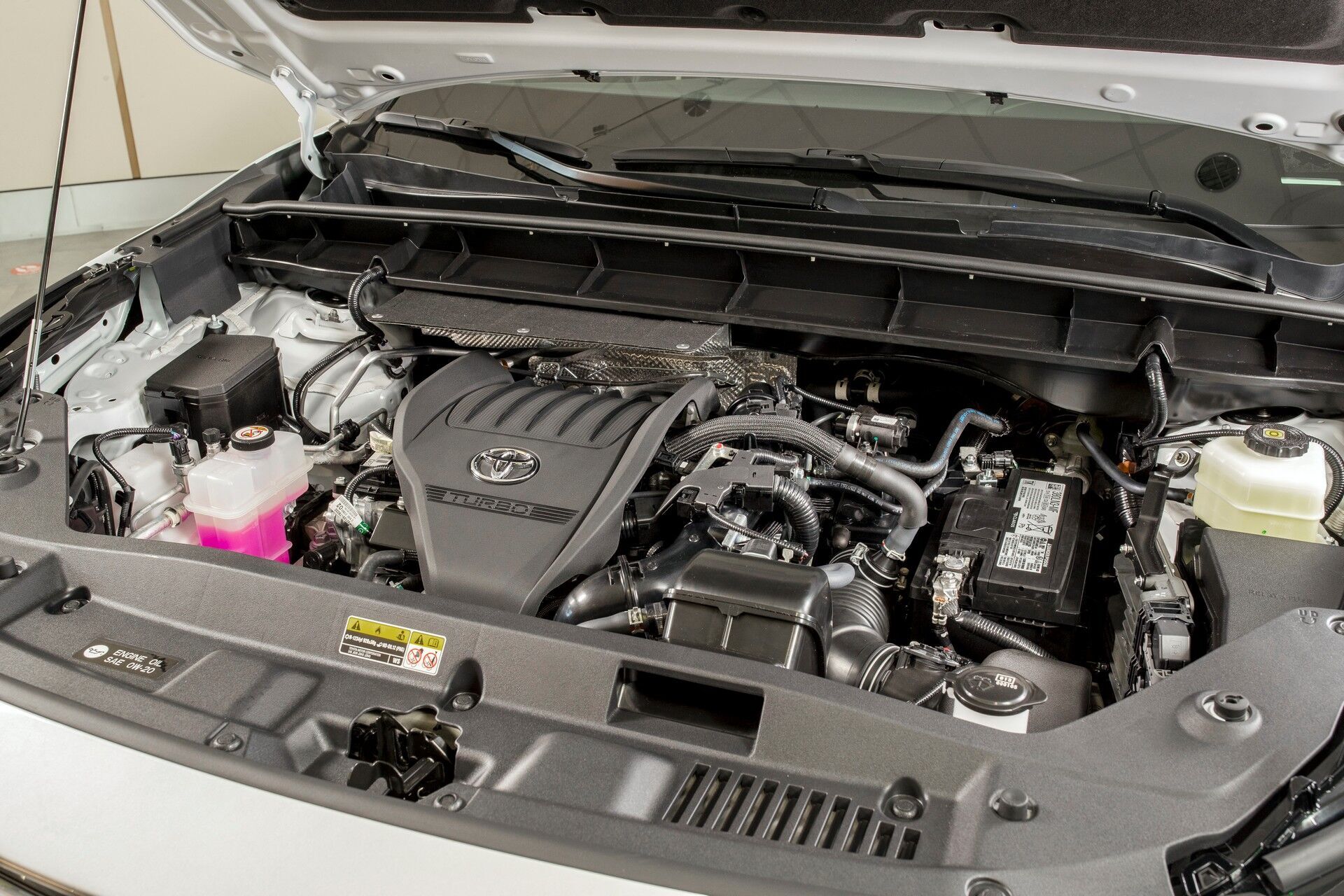 Главные изменения ожидают покупателей новинки под капотом, где появился 2,4-литровый 4-цилиндровый турбомотор, сменивший прежний 3,5-литровый V6