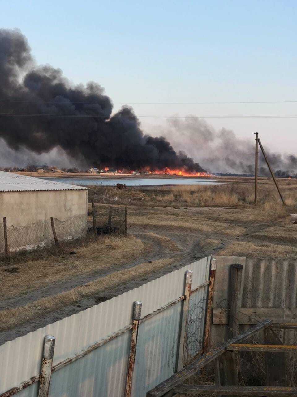 У Херсонській області продовжують вирувати потужні пожежі