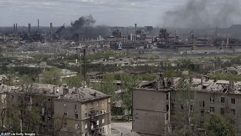 Завод "Азовсталь" под российской бомбардировкой