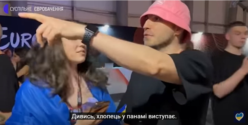 Олег Псюк перервав інтерв'ю через таку саму панамку як у нього на іншому журналісті.
