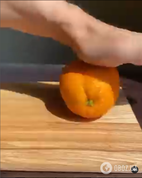 Для того чтобы апельсин пустил сок, фрукт нужно немного подавить.