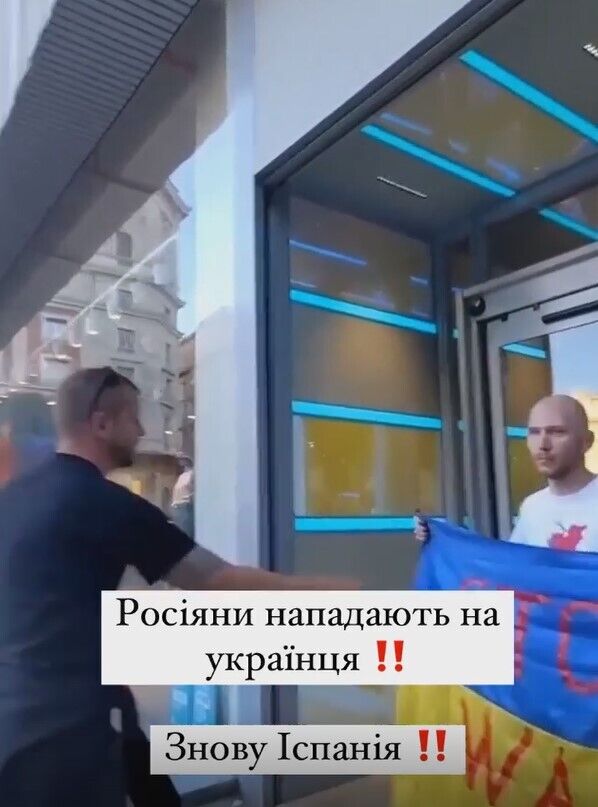Мужчина попытался сорвать флаг Украины с рук украинца