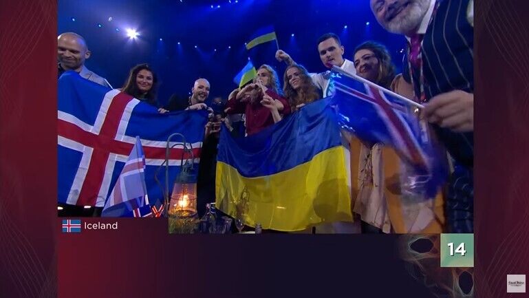 Під час голосування ісландці тримали прапор України.