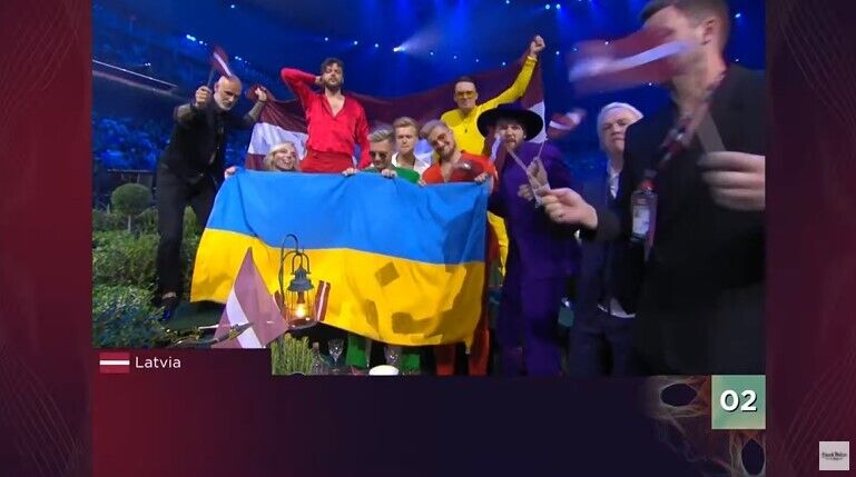 Учасники Євробачення-2022 з Латвії гурт Citi Zēni тримають український прапор.