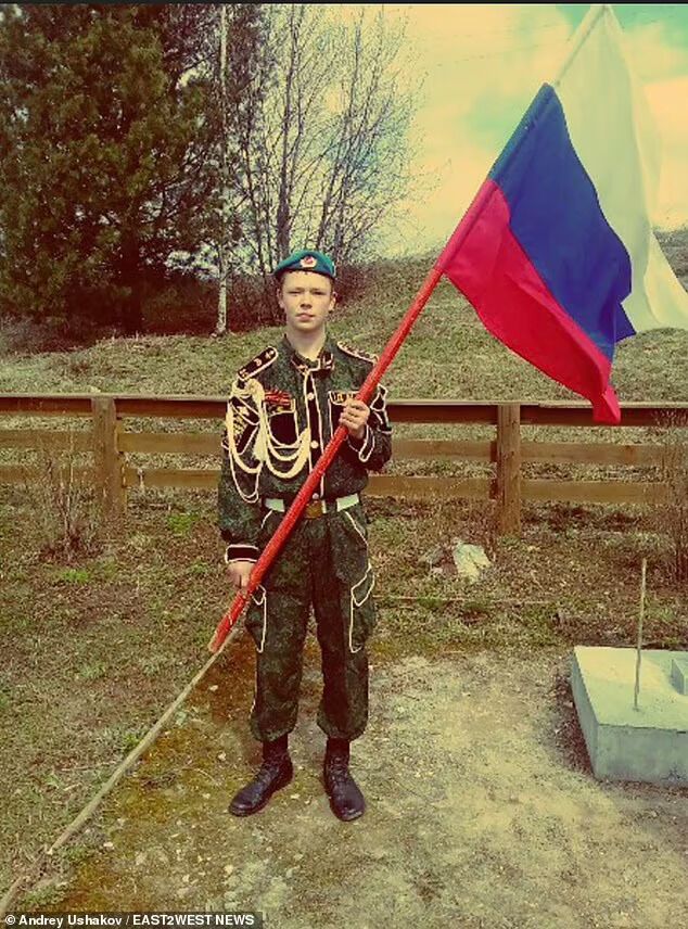 Андрей Ушаков в военной форме и с флагом России